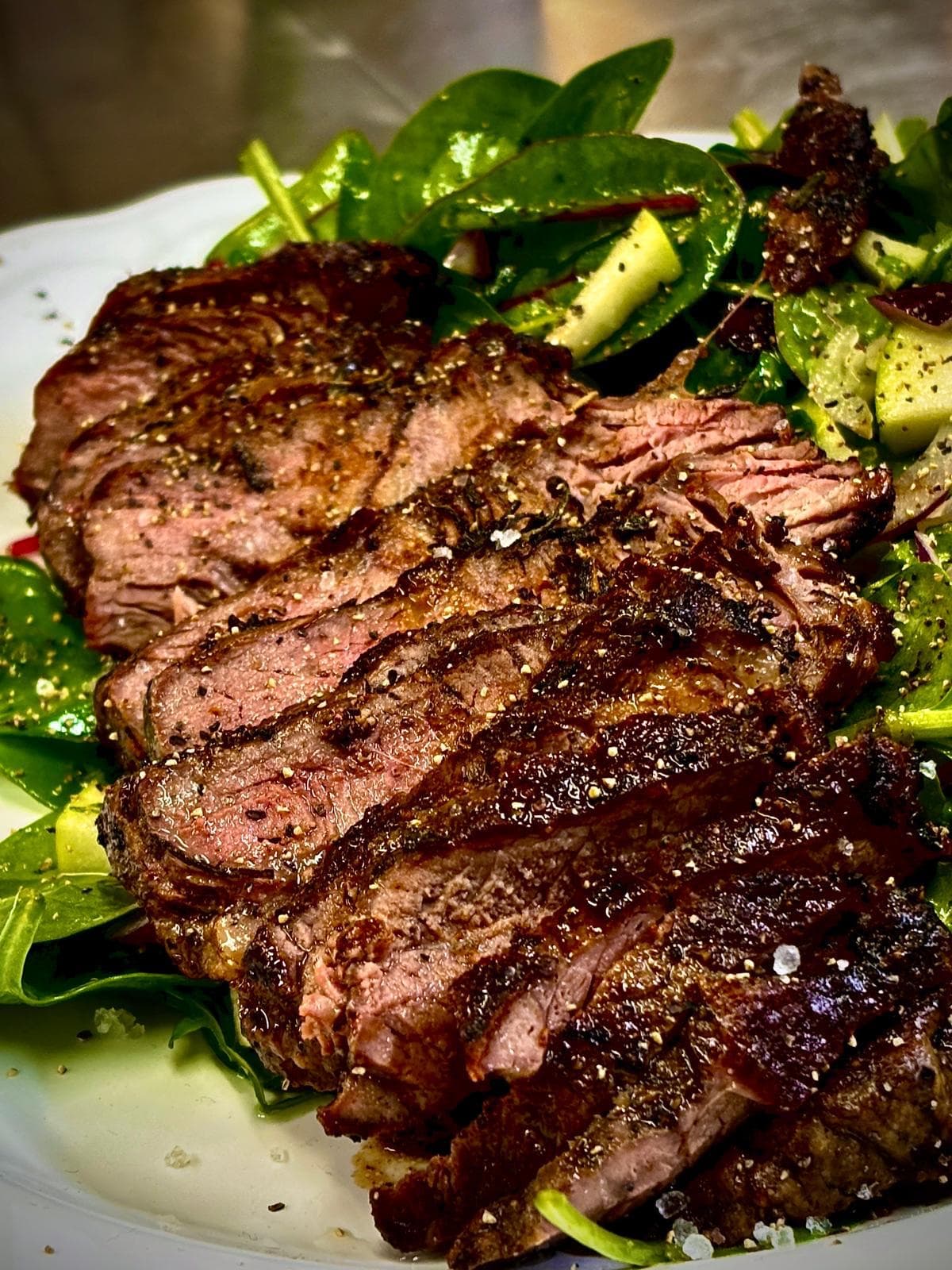 Gegrilltes Steak in Scheiben mit Salat